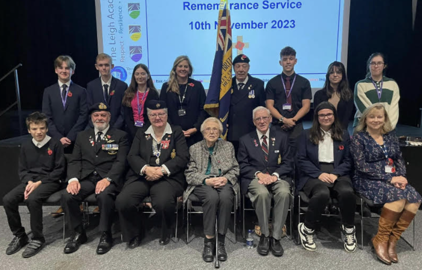 Students and staff posing with war veterans